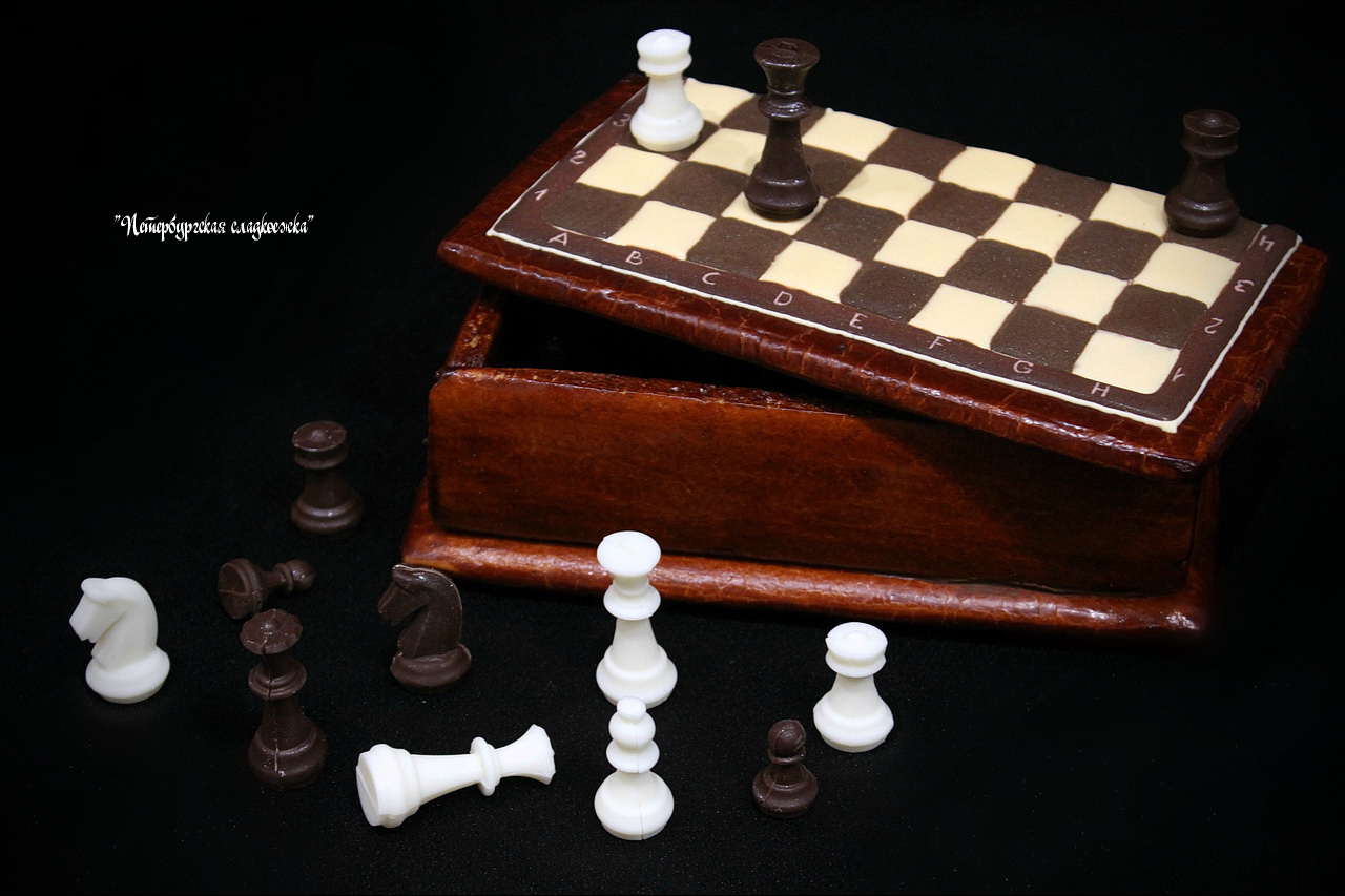 Пряничная шкатулка в виде шахматной доски с фигурами